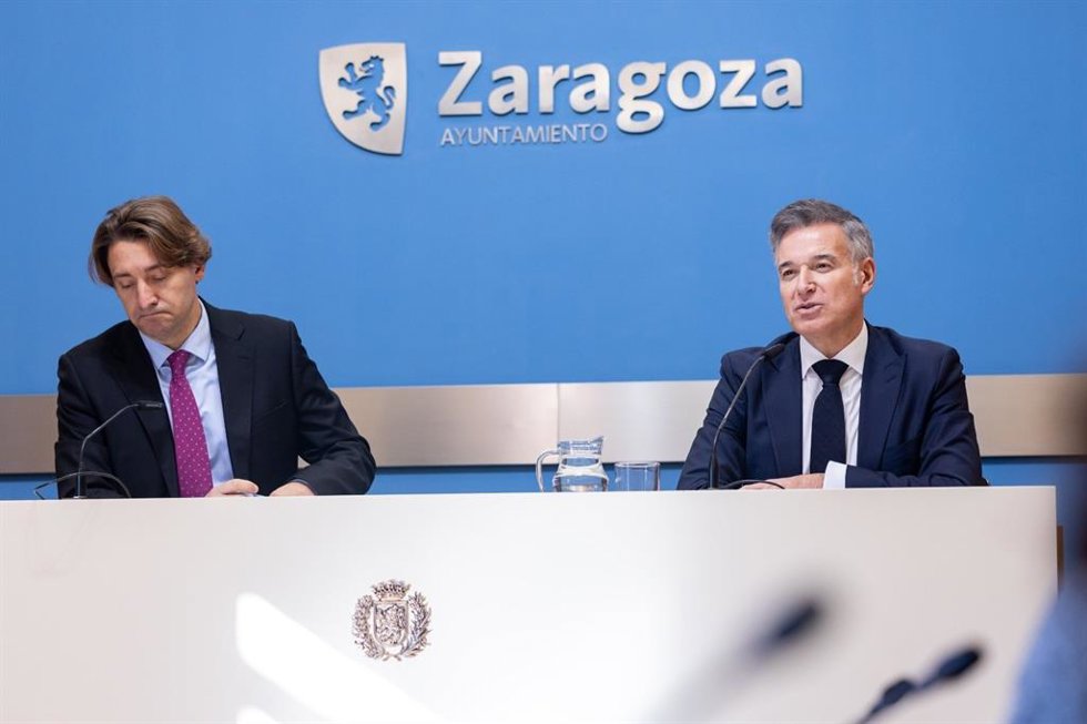 Rueda de prensa del consejero municipal de Urbanismo, Víctor Serrano, y el coordinador de la Oficina de Asesoramiento de Ocupación de Viviendas, Juan Salanova.