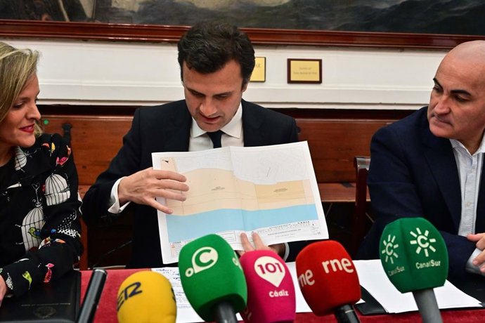 Bruno García explicando la zona de ubicación de la playa canina.