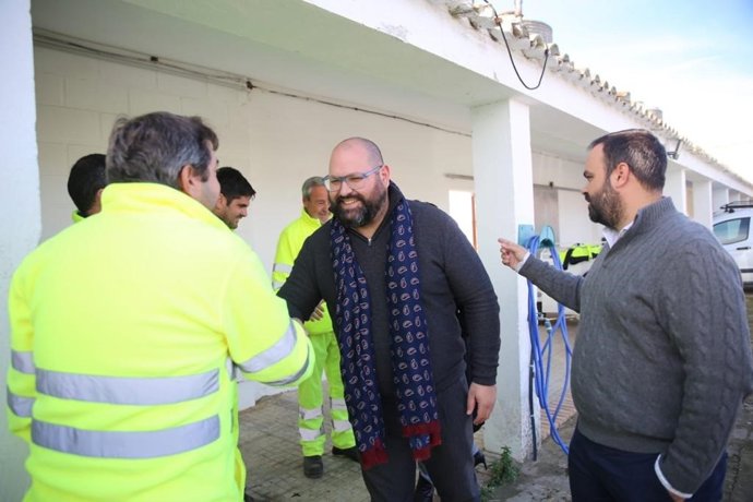 El diputado provincial del Área de Cooperación, Javier Bello, visita a las brigadas de carreteras