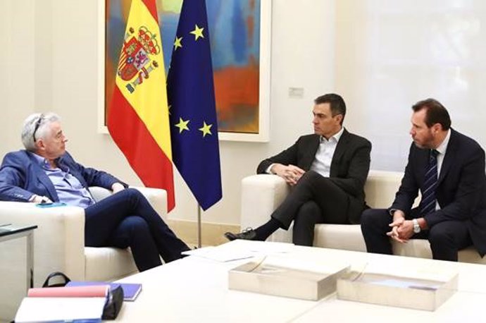El presidente del Gobierno, Pedro Sánchez, y el consejero delegado de Ryanair, Michael O'Leary, han mantenido una reunión este viernes en el Palacio de la Moncloa