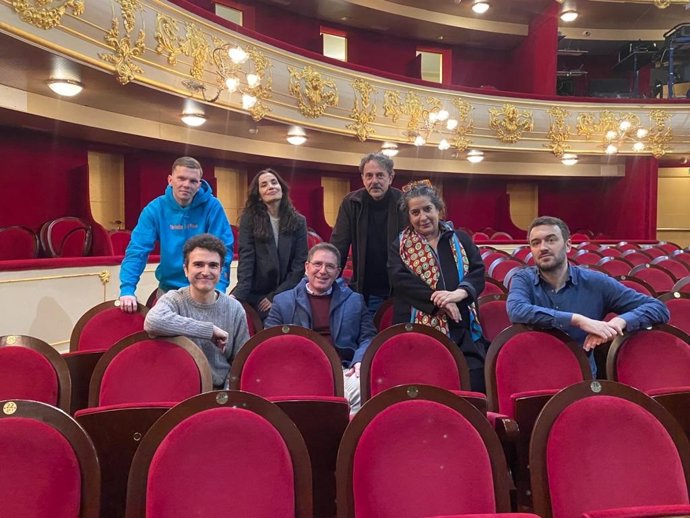 El reparto de la obra 'Coraje de madre' en el Principal de Palma.