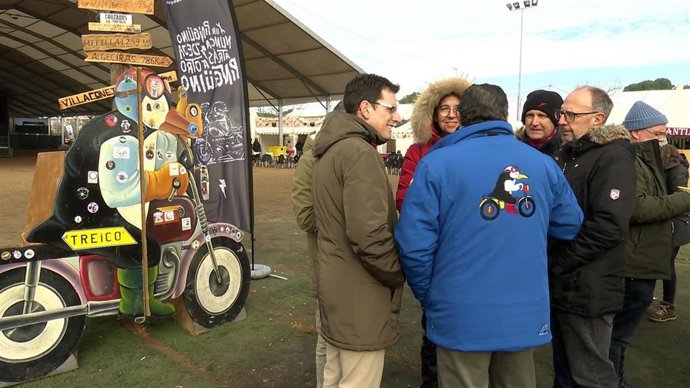Representantes del Grupo Municipal Socialista de Valladolid junto al portavoz de la organización de Pingüinos, José Manuel Navas, de espaldas.