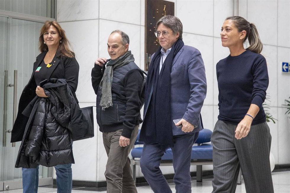 Archivo - (I-D) La presidenta de Junts, Laura Borrs; el secretario general de Junts per Catalunya, Jordi Turull; el expresidente de la Generalitat, Carles Puigdemont, y la diputada de Junts, Miriam Nogueras, a su llegada al Parlamento Europeo, a 8 de n