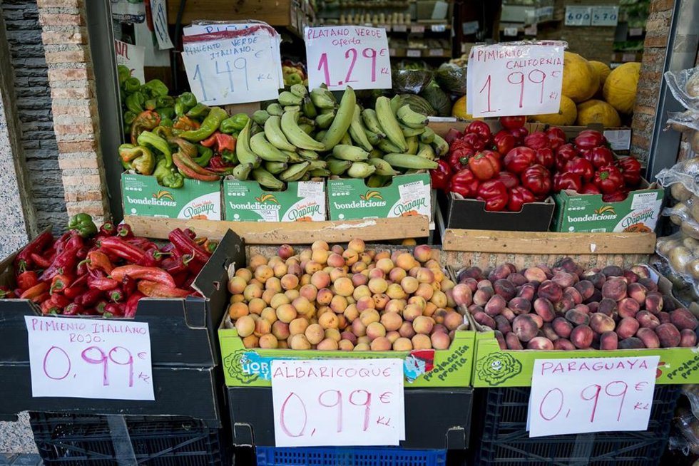 Archivo - Funcas prevé una tasa media anual de inflación en 2024 del 3,2% y de la subyacente del 2,9%.