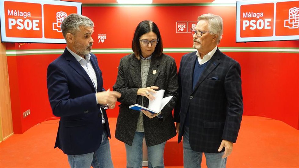 El secretario de Organización del PSOE de Málaga, José Bernal, junto al senador Rafael Granados y la diputada en el Congreso, Isabel Pérez.