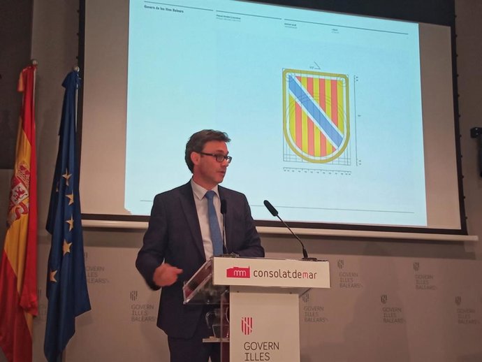 El portavoz del Govern, Antoni Costa, explica la nueva identidad visual del Ejecutivo.