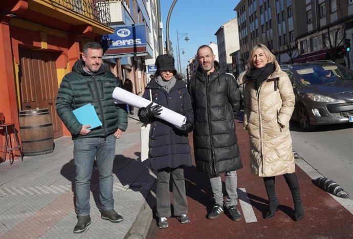 Daniel Amores, aparejador municipal; María Jose Fernández, arquitecta municipal, el alcalde, Ángel Garcia y la concejala de Urbanismo, Susana Madera.