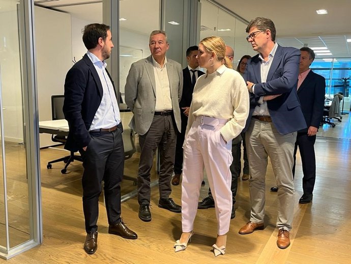 La presidenta del Govern balear, Marga Prohens, durante una visita a Juniper Travel Technology.