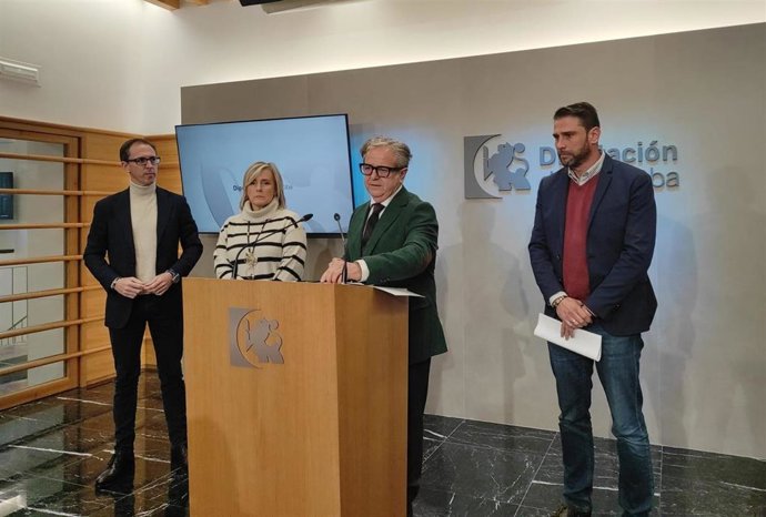 El presidente de la Diputación de Córdoba, Salvador Fuentes, presenta las alegaciones al Plan de Transporte de Energía Eléctrica 2021-2026.