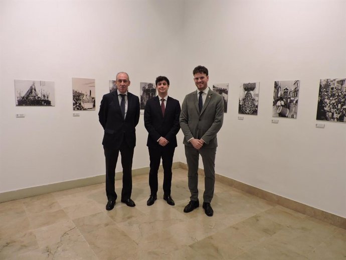 Dirigentes de la Diputación, Ayuntamiento de Tomares y Hermandad Sacramental, en la inauguración de una muestra fotográfica en la Casa de la Provincia.