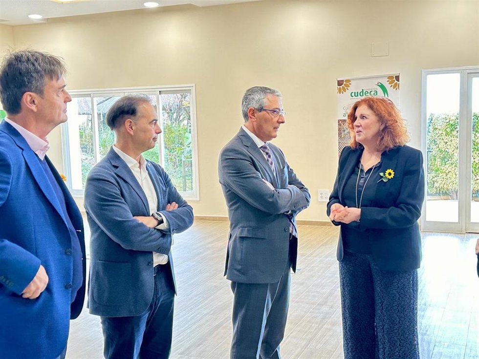 El presidente de la Diputación, Francisco Salado, junto al alcalde de Benalmádena, Juan Antonio Lara, ha visitado el centro de día de Cudeca junto a la gerente, directora médica y cofundadora, Marisa Martín.