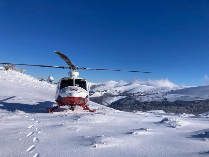 El helicóptero rescata a un montañero en el puerto de Palombera.