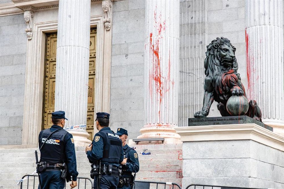 Archivo - Tres agentes de Policía Nacional delante de las escalinatas del Congreso de los Diputados que han sido teñidas con pintura roja por activistas de Futuro Vegetal 