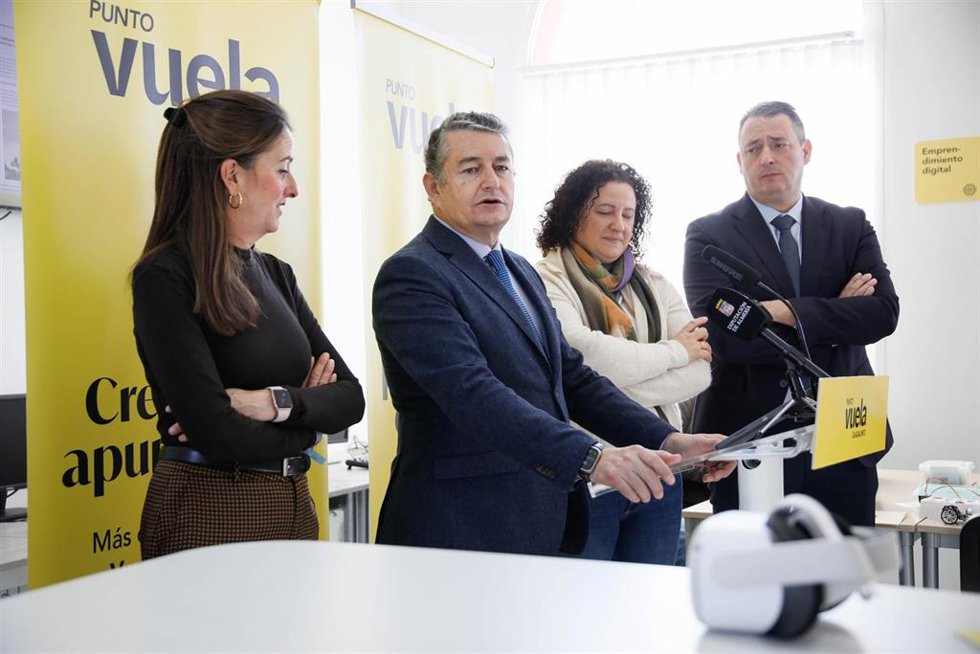 El consejero de la Presidencia, Interior, Diálogo Social y Simplificación Administrativa, Antonio Sanz (2i), junto a la alcaldesa de Balanegra, Nuria Rodríguez (2d), durante la inauguración del Punto Vuela. A 12 de enero de 2024, en Balanegra, Almería, 