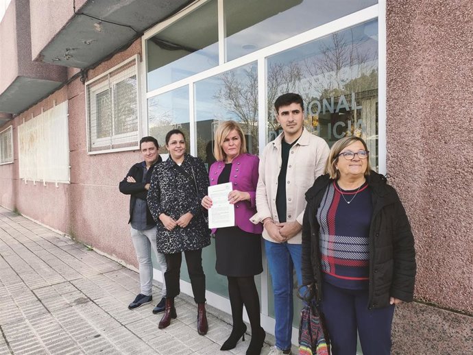 Archivo - La alcaldesa de Redondela, Digna Rivas (PSOE), en el centro, con miembros del su equipo, tras presentar una denuncia contra Javier Bas (PP) por presuntas calumnias, en dependencias policiales.