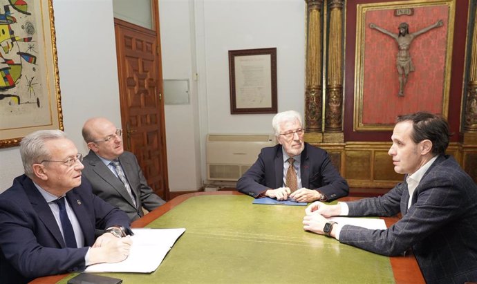 Conrado Iscar junto al presidente y miembros de la Cofradía del Santo Cristo Despojado.