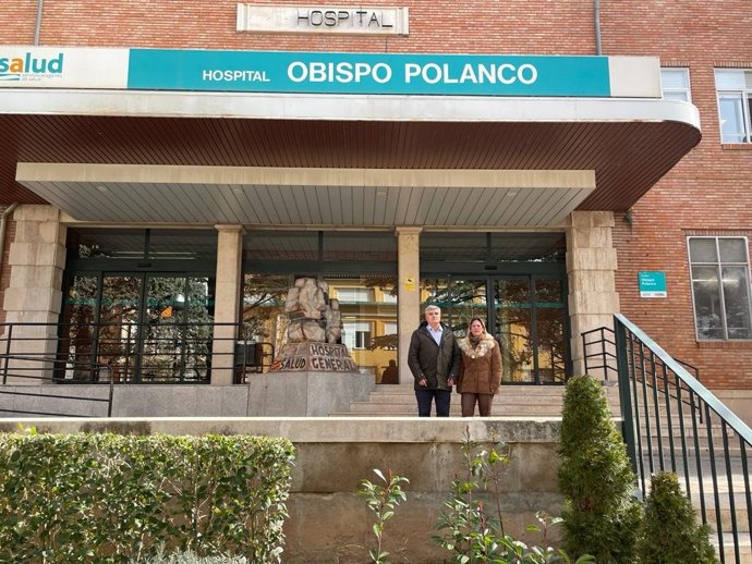 El gerente del sector sanitario de Teruel, Pedro Eced, y la directora general de Cuidados y Humanización del Departamento de Sanidad del Gobierno de Aragón, Estíbaliz Tolosa.