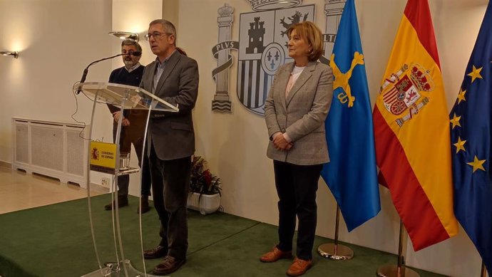 El secretario de Estado de Medio Ambiente, Hugo Morán, comparece en Oviedo junto al consejero de Fomento,  Alejandro Calvo, la presidenta de la FACC, Cecilia Pérez y la delegada del Gobierno, Delia Losa.