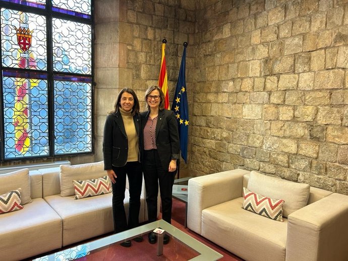 La presidenta de la Associació Catalana de Municipis (ACM), Meritxell Budó, y la consellera de Acción Exterior de la Generalitat, Meritxell Serret, en la reunión en la Conselleria.