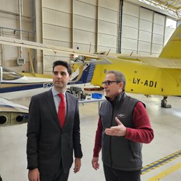 El consejero de Educación, Ciencia y Universidades, Emilio Viciana (izquierda), visita al Centro Integrado de FP público Profesor Raúl Vázquez de la capital.