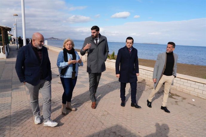 El vicepresidente y consejero de Interior, Emergencias y Ordenación del Territorio, José Ángel Antelo, y el consejero de Fomento e Infraestructuras, José Manuel Pancorbo, reunidos con representantes la Asociación de Vecinos de Los Nietos
