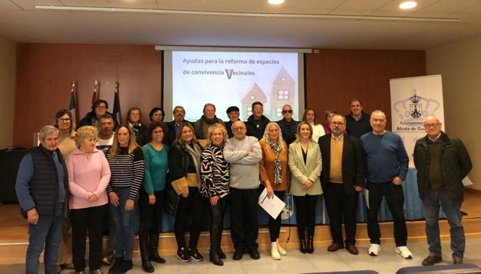 La alcaldesa de Alcalá, con representantes de entidades vecinales de Alcalá de Guadaíra.