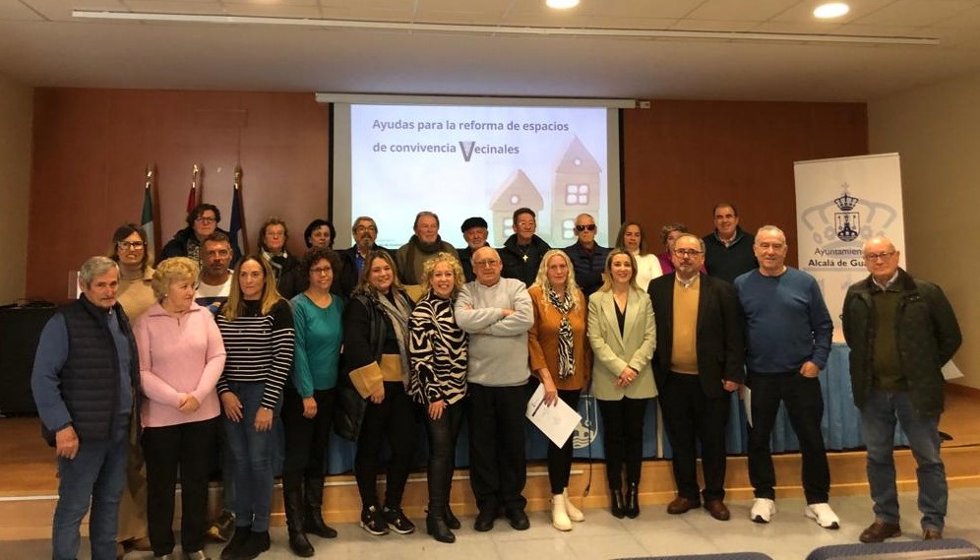 La alcaldesa de Alcalá, con representantes de entidades vecinales de Alcalá de Guadaíra.