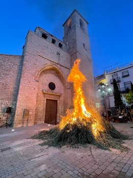 Archivo - Lumbre de San Antón en la plaza de San Juan.