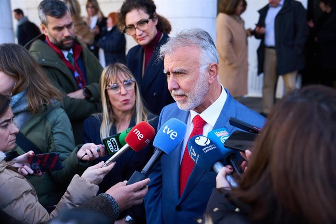 Archivo - El ministro de Política Territorial, Ángel Víctor Torres, atiende a los medios de comunicación tras la toma de posesión de la nueva delegada del Gobierno en Cantabria, Eugenia Gómez de Diego