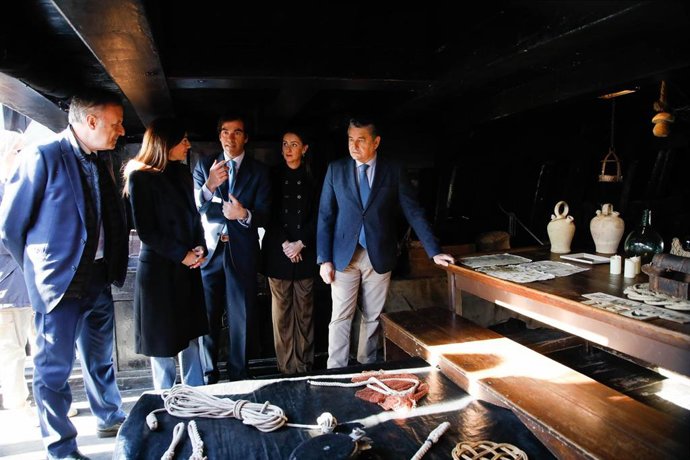 Antonio Sanz visita el interior de la réplica de la Nao Victoria en el puerto de Almería