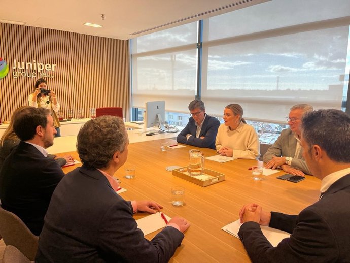 La presidenta del Govern, Marga Prohens, durante la reunión con responsables de la empresa Juniper Travel Technology.