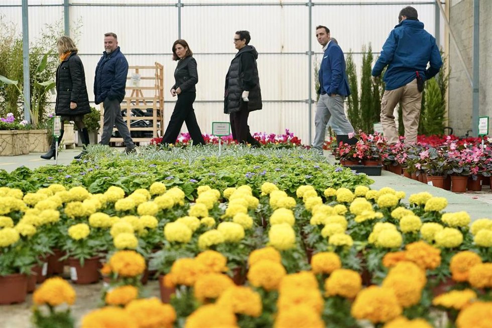 La consejera de Empleo, Empresa y Trabajo Autónomo, Rocío Blanco (c), durante su visita el Centro Especial de Empleo Los Pinares, a12 de enero del 2024 en Torremolinos (Málaga , España)