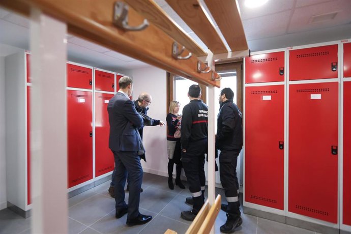 La consejera López visita la nueva zona de vestuarios del parque