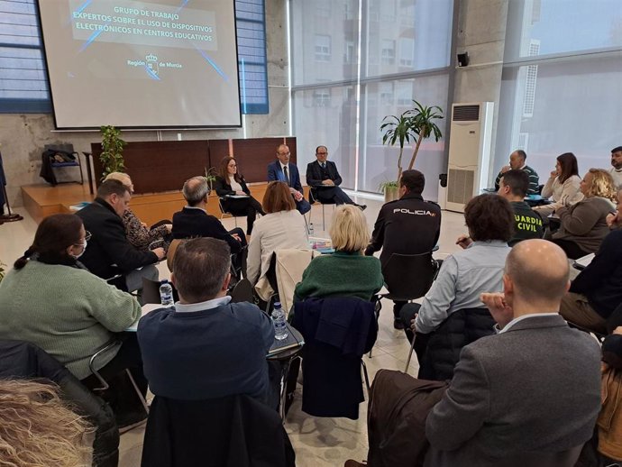 El consejero de Educación, Formación Profesional y Empleo, Víctor Marín, durante la primera reunión del grupo de expertos sobre el uso de dispositivos electrónicos y digitales en centros educativos