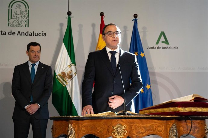 El nuevo rector de la Universidad de Almería, José Céspedes, durante la toma de posesión en presencia de el presidente de la Junta de Andalucía, Juanma Moreno