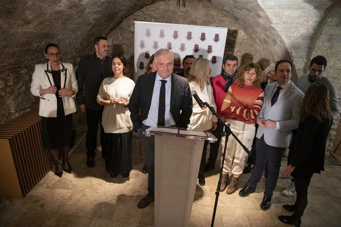 El alcalde de Ciudad Real, Francisco Cañizares, se dirige a los asistentes al encuentro navideño con medios.