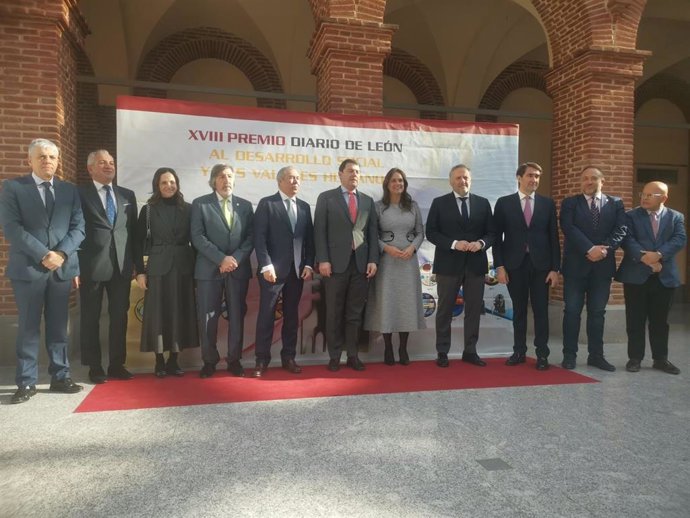 Foto de familia de las autoridades, encabezadas por el presidente de la Junta de Castilla y León, Alfonso Fernández Mañueco, en el acto de entrega del XVIII Premio Diario de León al Desarrollo Social y los Valores Humanos.