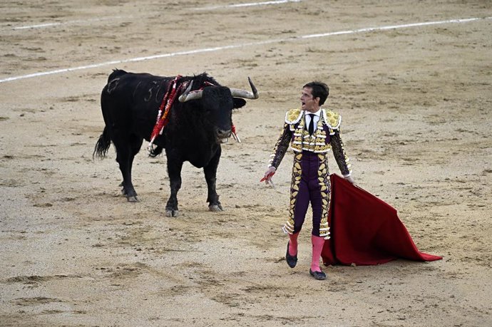 Archivo - Julián López 'El Juli' durante su corrida de despedida de Madrid en la plaza de toros de Las Ventas, a 30 de septiembre de 2023, en Madrid (España).