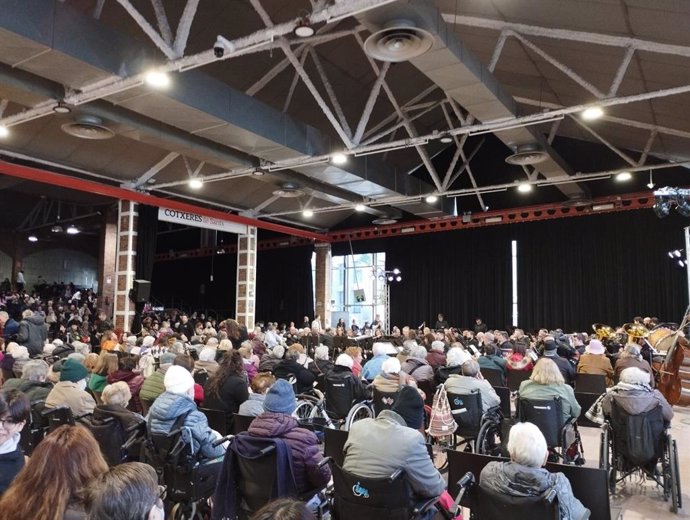 Concert de la xarxa cultural Apropa Cultura a Les Cotxeres de Sants de Barcelona