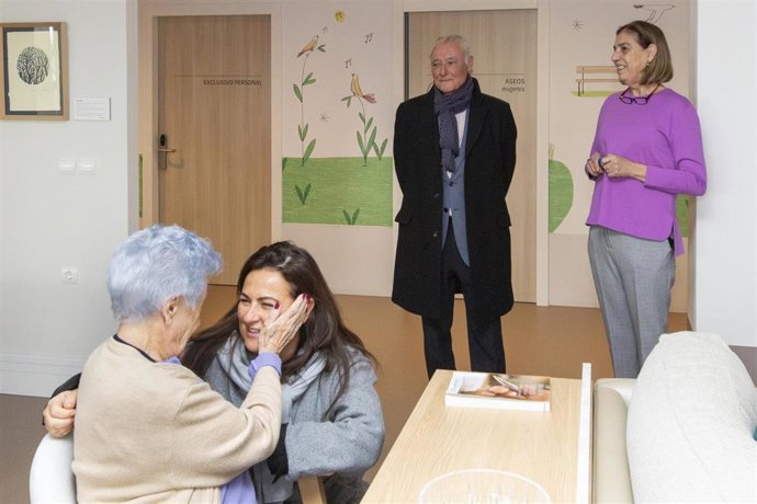 La Consejera De Inclusión Social, Juventud, Familias E Igualdad, Begoña Gómez, Visita La Residencia San Cándido