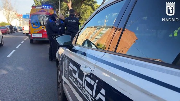 Herido grave un hombre arrollado por un autobús de la EMT en Manoteras