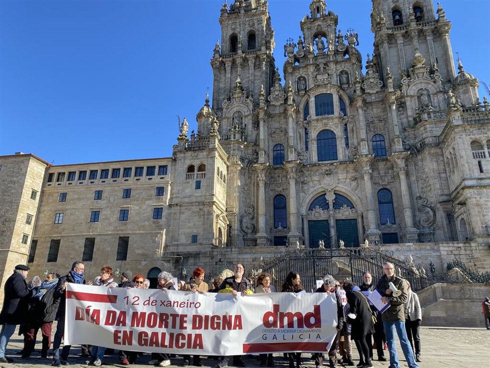 Dereito a Morrer reivindica en Santiago que "queda mucho por hacer" para garantizar el derecho a morir dignamente  en la Praza do Obradoiro