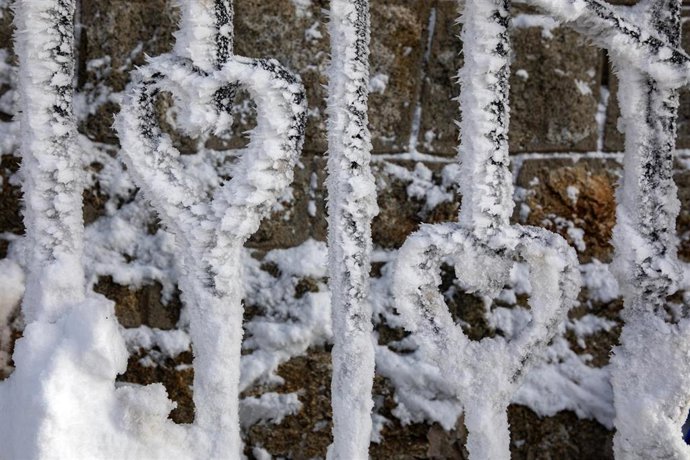 Detalle de una barandilla congelada en el Puerto de Navacerrada, a 7 de enero de 2024, en Madrid (España). 