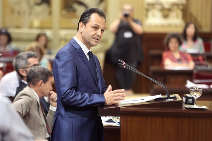 Archivo - El diputado parlamentario de Sa Unió, Llorenç Córdoba, interviene durante una segunda sesión de investidura de Marga Prohens 