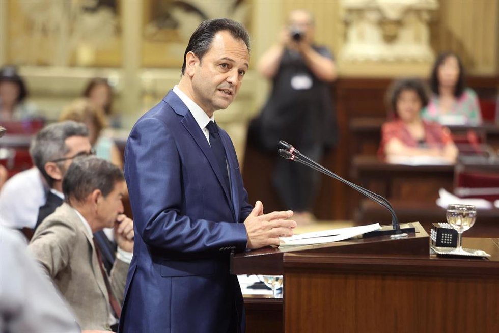 Archivo - El diputado parlamentario de Sa Unió, Lloren Córdoba, interviene durante una segunda sesión de investidura de Marga Prohens 