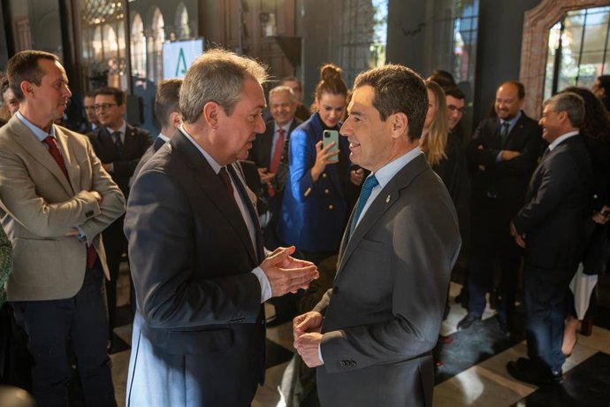El presidente de la Junta de Andalucía, Juanma Moreno, conversa con el secretario general del PSOE-A, Juan Espadas, después del acto de la toma de posesión como nuevo rector de la Universidad de Almería, José Céspedes, a 12 de enero del 2024 en Sevilla 