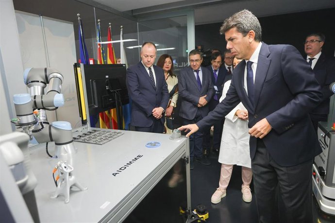 El president de la Generalitat, Carlos Mazón, en el 'Industrial Lab 5.0' de Fempa.