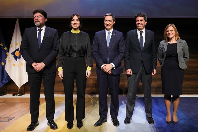 El alcalde de Alicante, Luis Barcala, la misistra de Ciencia, Diana Morant, el director ejecutivo de la Euipo, Joao Negrao, el president de la Generalitat, Carlos Mazón, y la delegada del Gobierno en la Comunitat, Pilar Bernabé (de izq a dcha).