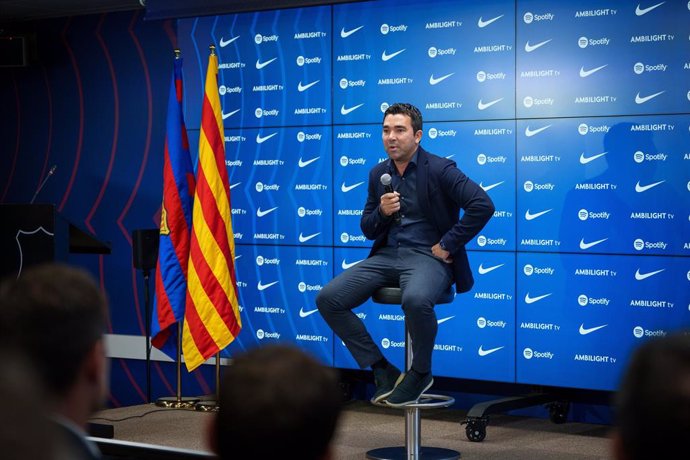 Archivo - Deco, nuevo director deportivo del FC Barcelona, en su presentación en la Ciutat Esportiva Joan Gamper