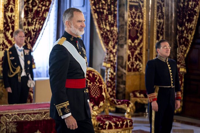 El Rey Felipe VI (2i) y el ministro de Asuntos Exteriores, Unión Europea y Cooperación, José Manuel Albares (1d), durante el acto del recibimiento de las cartas credenciales, en el Palacio Real